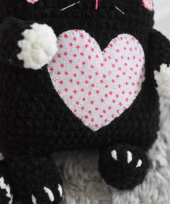 must kass heegeldatud