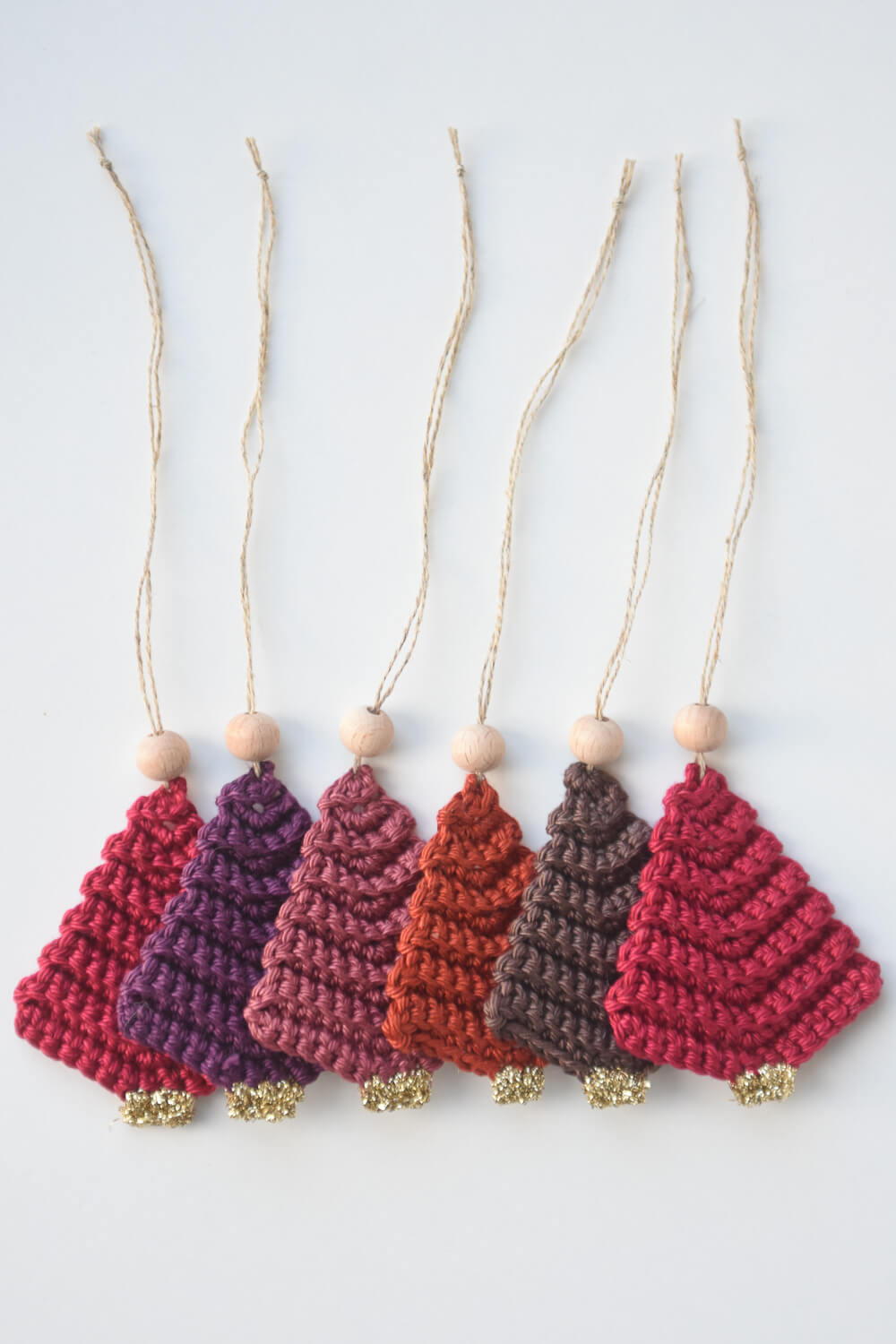 heegeldatud kuusepuud punased toonid