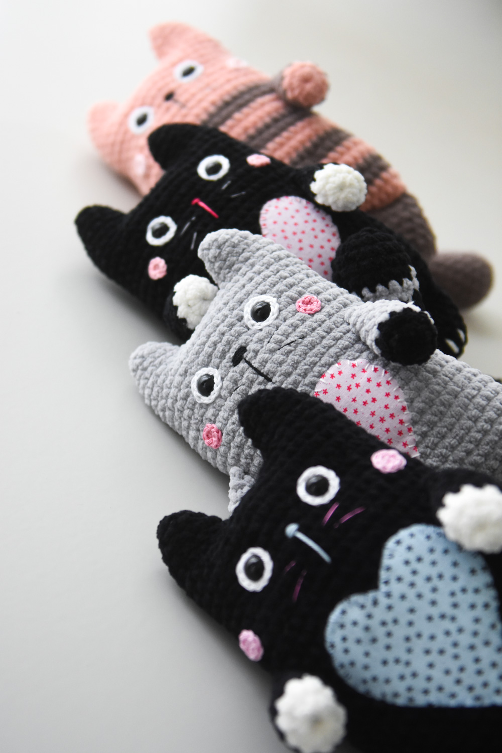 heegeldatud kass sametlõngast