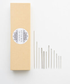 Amigurumi käsitööpinal nõelte ja silmusemärkijatega